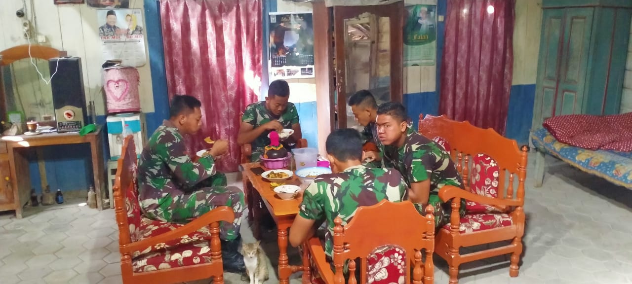 Sebelum Berpisah Sesama Satgas TMMD Bojonegoro, Lakukan Makan Bersama