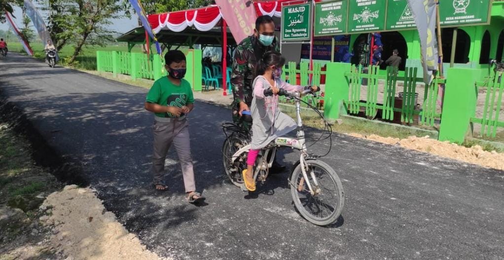 Manfaat Jalan Aspal Program TMMD 110 Bojonegoro Bagi Anak-Anak Dua Desa Di Tambakrejo