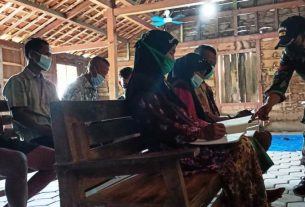 Lansia Dilokasi TMMD 110 Bojonegoro Antusias Belajar Bareng Anggota TNI