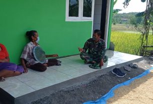 Sambil Menunggui Gabah, Mbah Laminten Ditemani Anggota Satgas TMMD 110 Bojonegoro