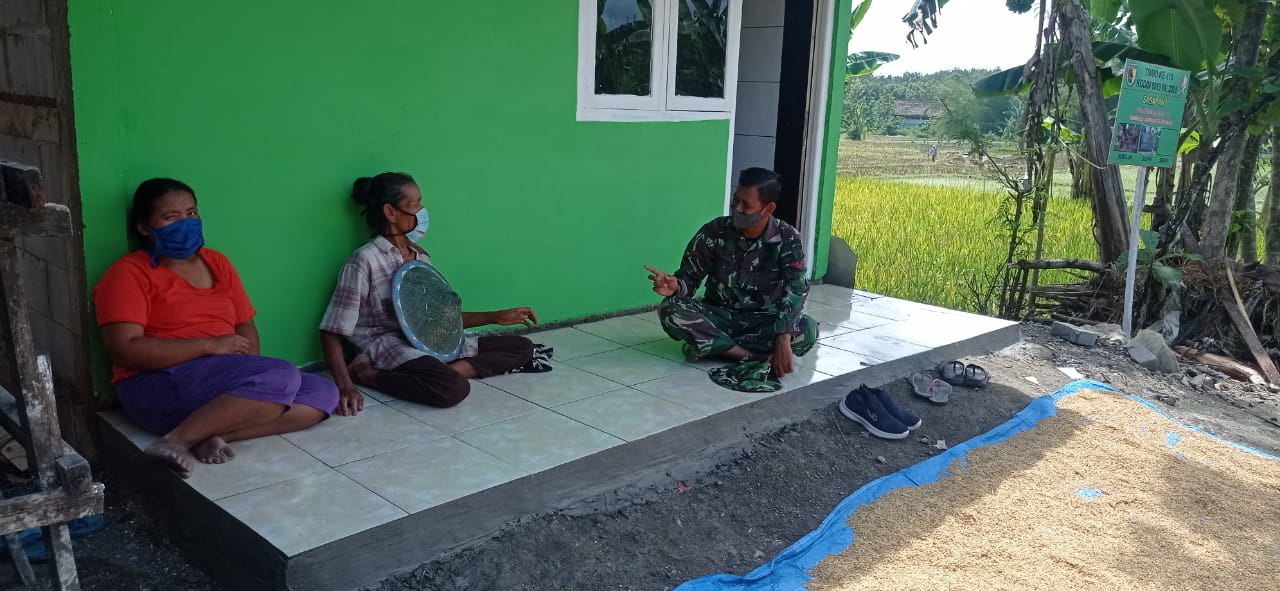 Sambil Menunggui Gabah, Mbah Laminten Ditemani Anggota Satgas TMMD 110 Bojonegoro