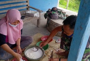Satgas TMMD 110 Bojonegoro Belajar Membuat Jajanan Tradisional