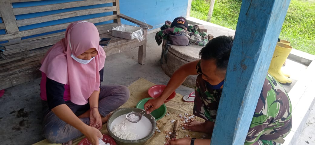 Satgas TMMD 110 Bojonegoro Belajar Membuat Jajanan Tradisional