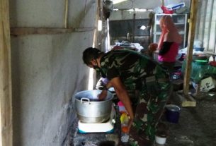 Keiklasan Emak-Emak Buat Camilan Untuk Satgas TMMD 110 Bojonegoro