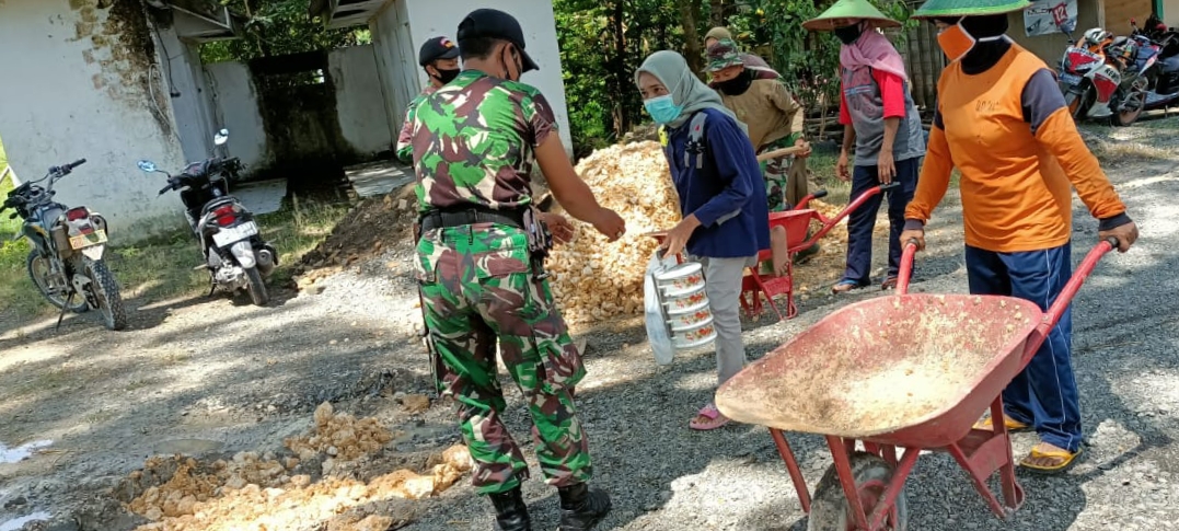 Mahasiswi Ini Ikut Sumbangkan Makanan Untuk Satgas TMMD 110 Bojonegoro