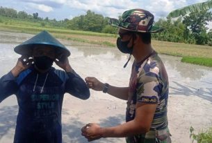 Kopda Anang Berikan Masker Kepada Petani Tambakrejo