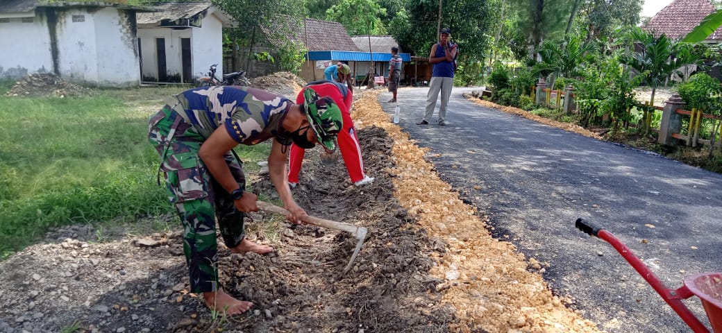 Antisipasi Genangan, Satgas TMMD 110 Bojonegoro Bangun Parit