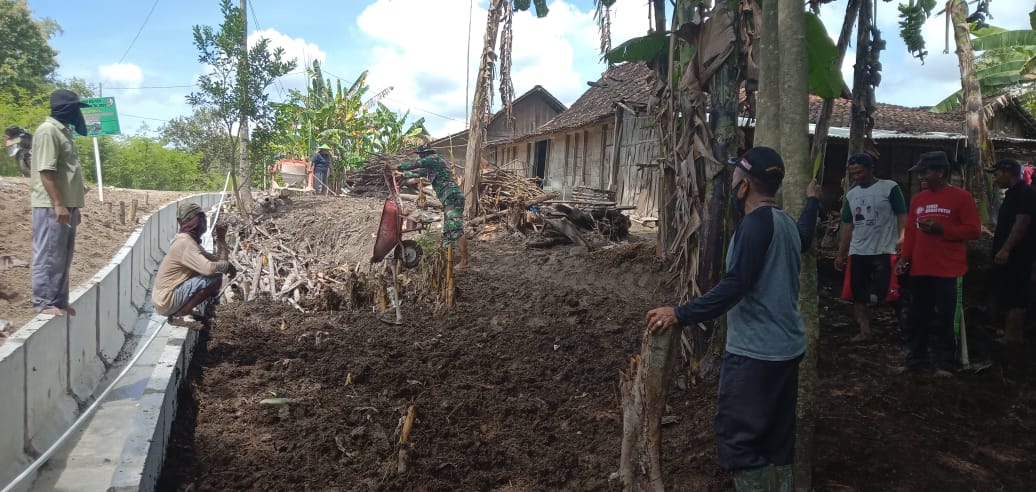 Samping U-Ditch Drainase TMMD 110 Bojonegoro Mulai Diurug