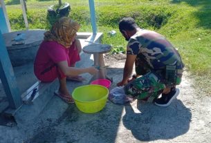 Satgas TMMD 110 Bojonegoro Belajar Memasak Belut