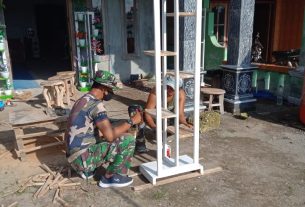 Dari Limbah Kayu, Satgas TMMD 110 Bojonegoro Bikin Rak Bunga