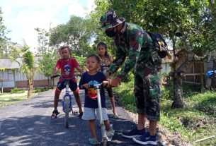 Bermain Di Jalan Baru, Satgas TMMD 110 Bojonegoro Beri Pemahaman Anak-Anak