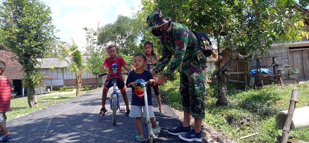 Bermain Di Jalan Baru, Satgas TMMD 110 Bojonegoro Beri Pemahaman Anak-Anak