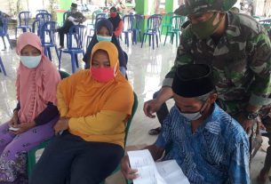 Satuan Tugas TMMD Kodim Bojonegoro Mengarahkan Warga Melengkapi Kelengkapan Administrasi