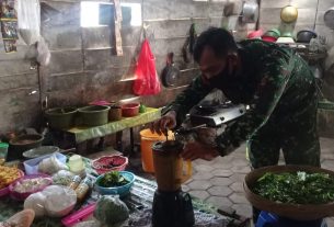 Satuan Tugas TMMD Kodim Bojonegoro Membantu Pemblenderan Proses Pembuatan Jamu
