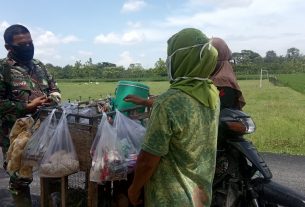 Satuan Tugas TMMD Kodim Bojonegoro Lakukan Komunikasi Dengan Pedagang Sayur Keliling