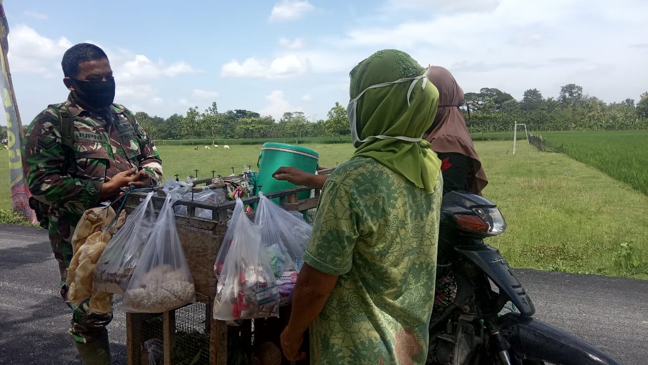 Satuan Tugas TMMD Kodim Bojonegoro Lakukan Komunikasi Dengan Pedagang Sayur Keliling