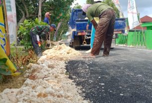 Anggota Satuan Tugas TMMD Kodim Bojonegoro Urug Kiri Kanan Bahu Jalan Aspal