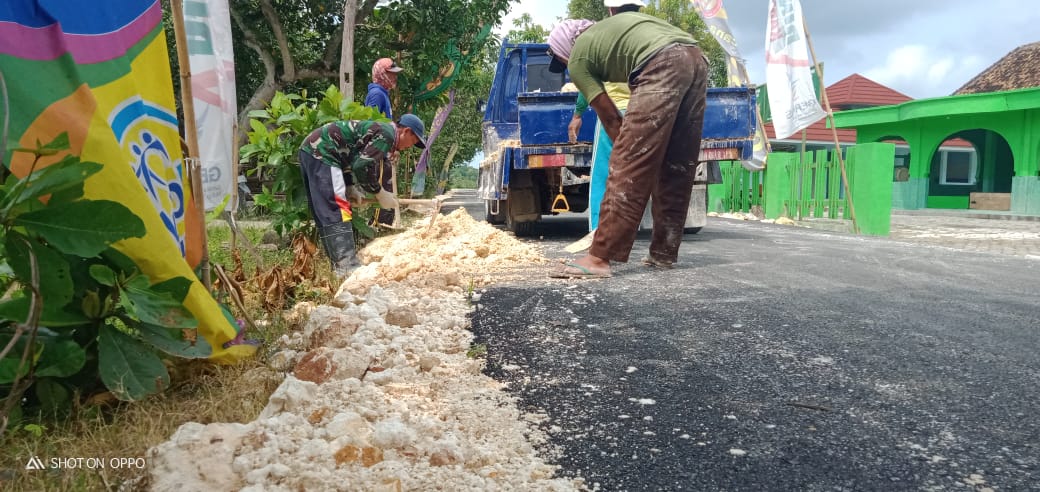 Anggota Satuan Tugas TMMD Kodim Bojonegoro Urug Kiri Kanan Bahu Jalan Aspal