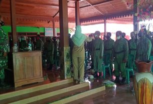 Anggota Satgas, Linmas dan Satpol PP Nyanyikan Lagu Indonesia Raya Dilokasi TMMD Bojonegoro