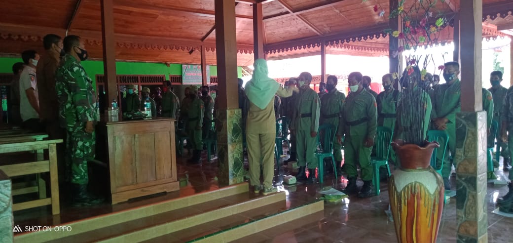Anggota Satgas, Linmas dan Satpol PP Nyanyikan Lagu Indonesia Raya Dilokasi TMMD Bojonegoro