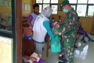 Anak Anak Sekolah Di Kasih Snack Oleh Anggota Satgas TMMD Bojonegoro