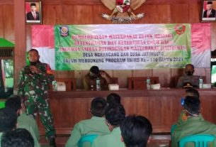 Anggota TMMD Bojonegoro Memberikan Pengarahan Tentang Situasi Keamanan Dan Ketertiban Kepada Linmas