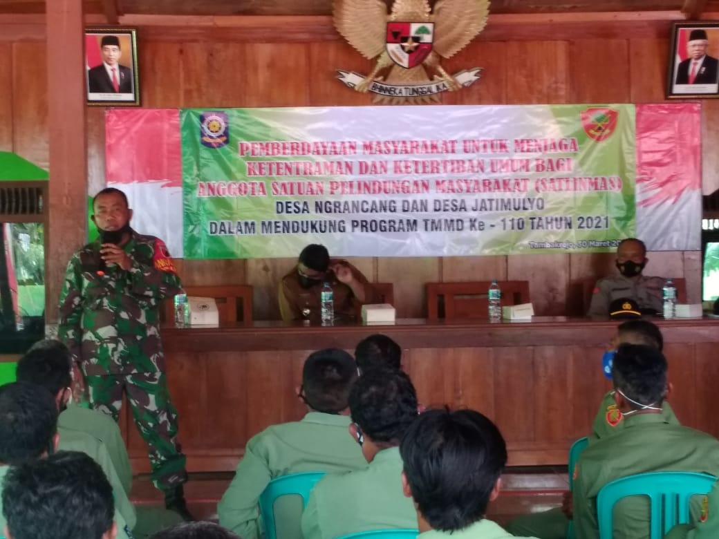 Anggota TMMD Bojonegoro Memberikan Pengarahan Tentang Situasi Keamanan Dan Ketertiban Kepada Linmas