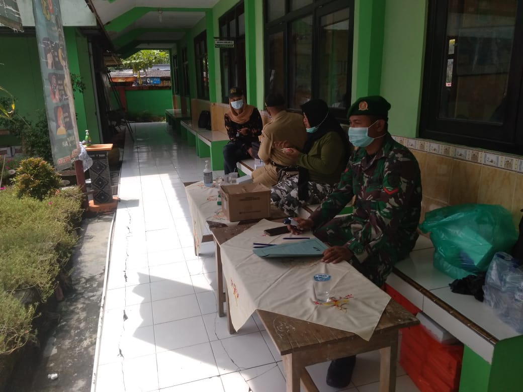 Cegah Penyebaran Covid-19, Anggota TMMD Bojonegoro Menertibkan Protkes Dalam Kegiatan PJAS