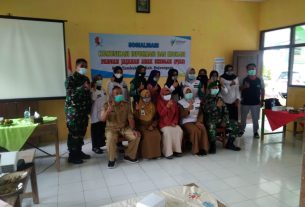 Anggota Satgas TMMD Bojonegoro Melaksanakan Foto Bersama Tim Komunikasi Informasi Dan Edukasi PJAS