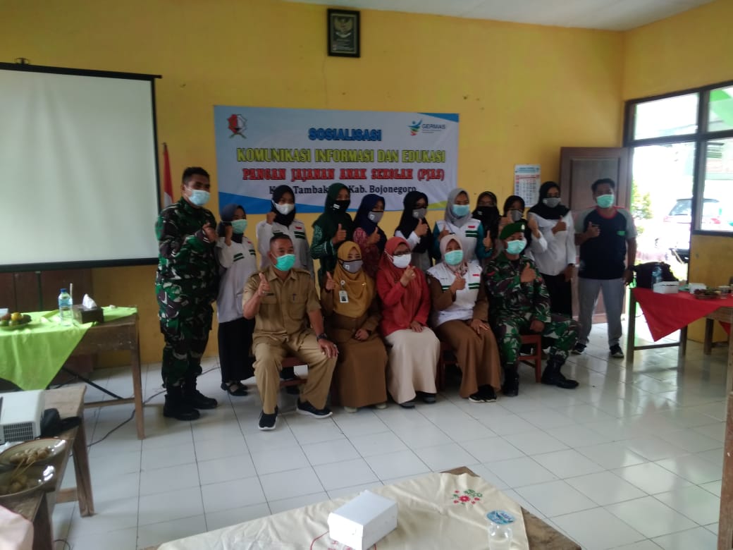 Anggota Satgas TMMD Bojonegoro Melaksanakan Foto Bersama Tim Komunikasi Informasi Dan Edukasi PJAS