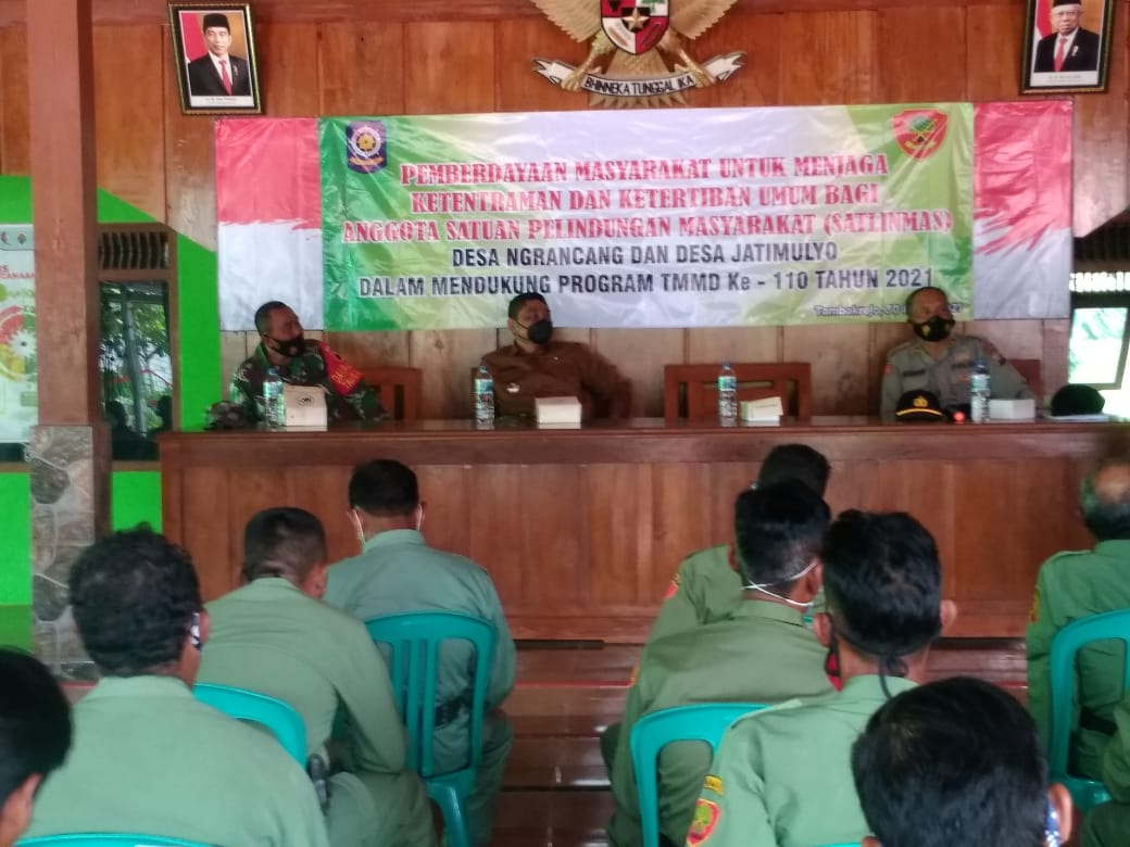 Anggota TMMD Bojonegoro Melaksanakan Pemberdayaan Masyarakat Menjaga Trantibmas