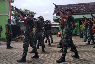 Gladi Kotor, Anggota Satgas TMMD Bojonegoro Lakukan Gerakan Salvo