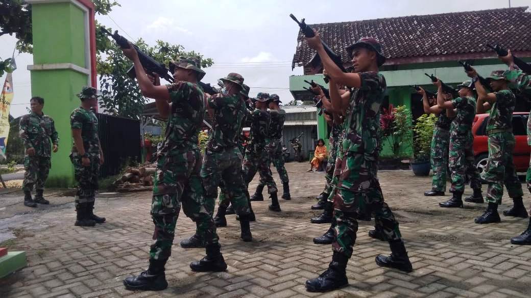 Gladi Kotor, Anggota Satgas TMMD Bojonegoro Lakukan Gerakan Salvo