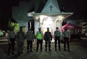 Sejumlah personel Babinsa bersama kepolisian melaksanakan pengamanan umat kristiani
