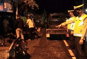 Sat Lantas Polres Tanggamus Olah TKP Kecelakaan Dua Sepeda Motor di Kota Agung