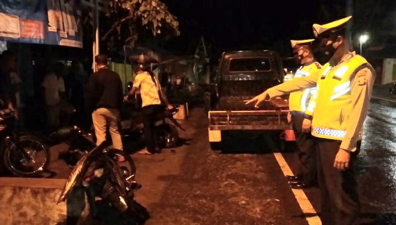 Sat Lantas Polres Tanggamus Olah TKP Kecelakaan Dua Sepeda Motor di Kota Agung