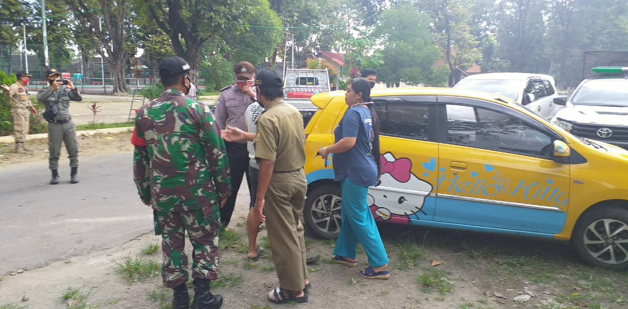 Tegakkan PPKM aparat Gabungan Bendosari gelar operasi yustisi di Seputaran GOR Jombor