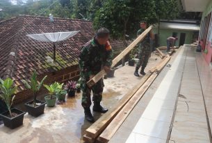 personel Kodim 0410/KBL dan sejumlah masyarakat bergotong-royong