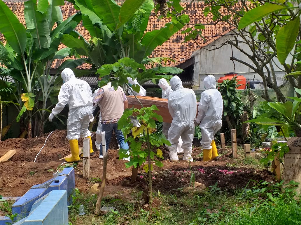 Mayor Inf Dja'far mendampingi tim evakuasi Satuan Tugas Percepatan Penanganan Covid-19, melakukan prosesi pemakaman