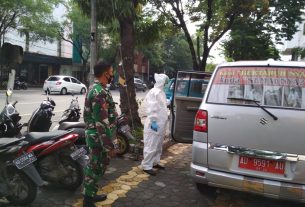 Babinsa dan Bhabinkamtibmas Kemlayan Jemput Warganya yang Swab di RSBK