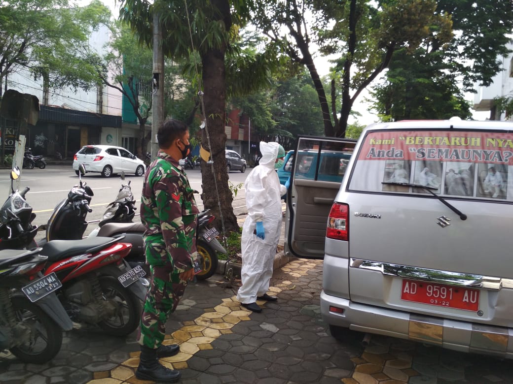 Babinsa dan Bhabinkamtibmas Kemlayan Jemput Warganya yang Swab di RSBK