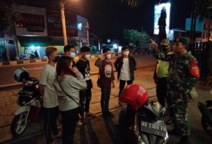 Piket Koramil 03 Serengan Bersama Linmas Patroli Malam Sambil Himbau Prokes