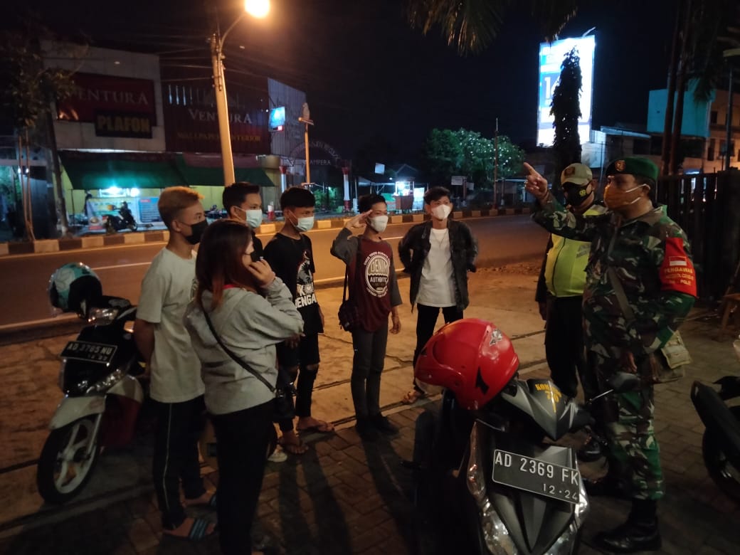 Piket Koramil 03 Serengan Bersama Linmas Patroli Malam Sambil Himbau Prokes