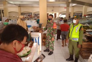 Babinsa Sewu Lakukan Pendisiplinan Protokol Kesehatan Pada Penerapan PPKM Mikro