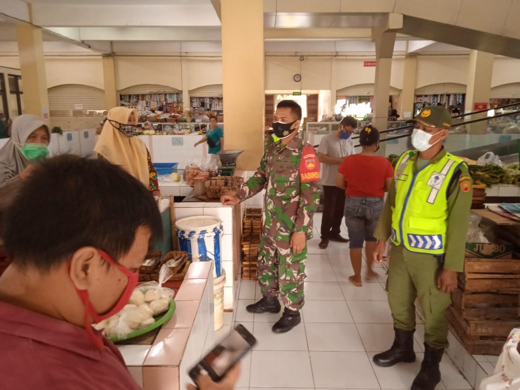 Babinsa Sewu Lakukan Pendisiplinan Protokol Kesehatan Pada Penerapan PPKM Mikro