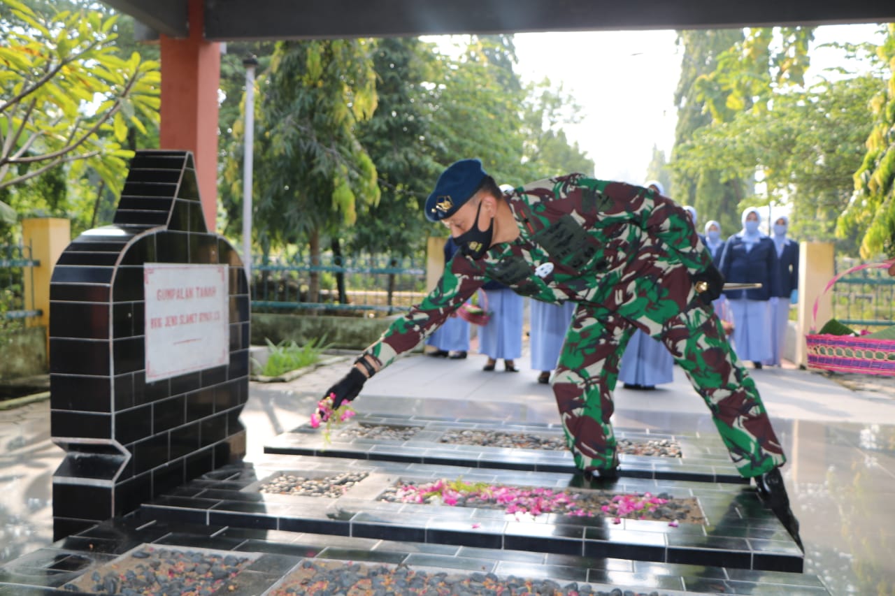 Sambut HUT Ke-75 TNI AU, Lanud Adi Soemarmo Dan Depohar 50 Ziarah Ke TMP Kusuma Bakti Surakarta