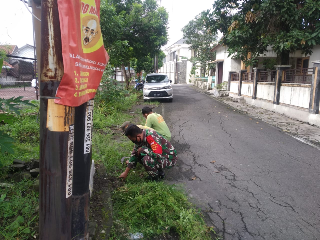 Ditengah Pendemi Covid 19, Babinsa Purwosari Tetap Semangat Kerja Bakti Bersihkan Lingkungan