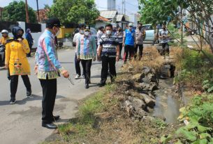 Wahdi Dan Qomaru Meninjau Drainase Di Jalan Krakatau