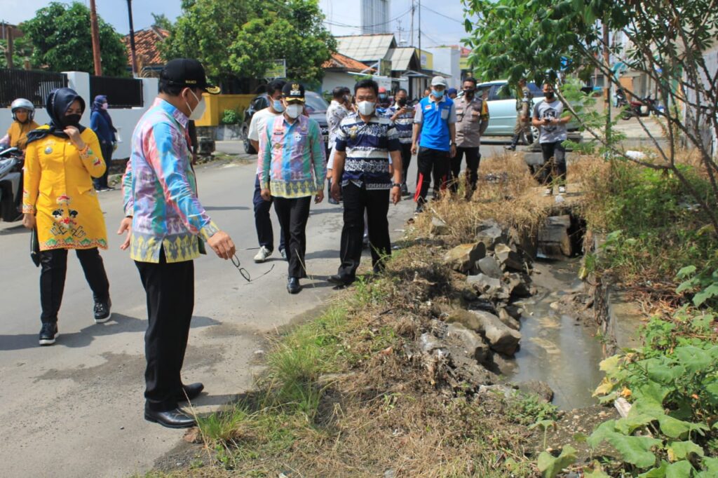 Wahdi Dan Qomaru Meninjau Drainase Di Jalan Krakatau