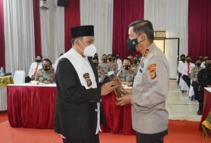 Kapolda Lampung Berikan Reward Kepada Da'i Kamtibmas dan Kasat Reskrim